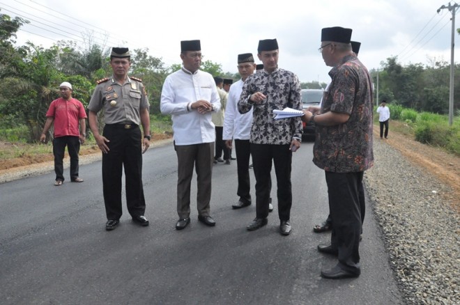 Gubernur Jambi, Zumi Zola, didampingi Plt Kadis PUPR Provinsi Jambi Arfan, saat meninjau pembangunan jalan, Jumat (1/9).