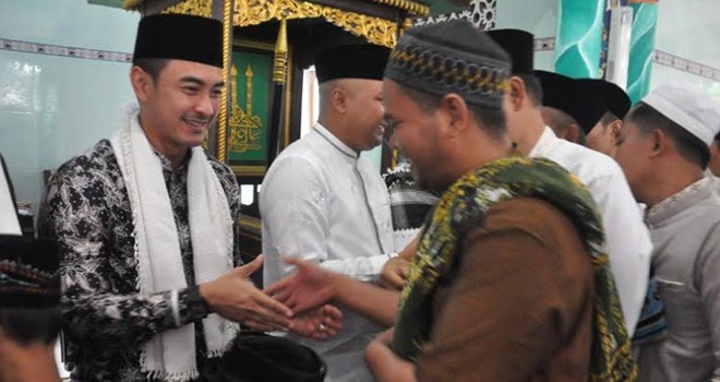 Gubernur Zola saat bersalaman bersama masyarakat Rimbo Bujang.