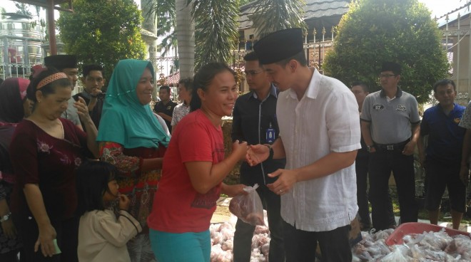 Gubernur Zola saat Bagikan Ratusan Paket Daging Kurban di Rumah Dinas.