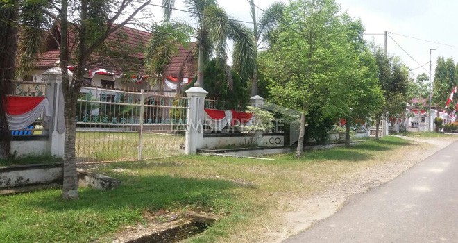 Rumah Dinas Pimpinan DPRD Sarolangun yang tampak Tak Terurus.