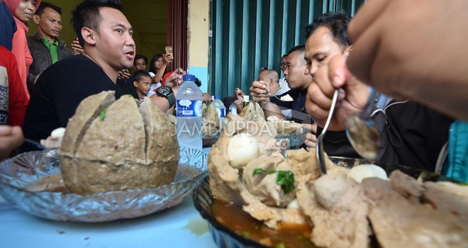 lomba makan bakso raksasa di Desa Teluk Kenali. Foto : M Ridwan / Jambi Ekspres