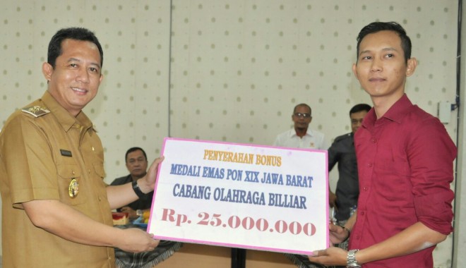 Wabup BBS Serahkan Bonus Atlet PON XIX.