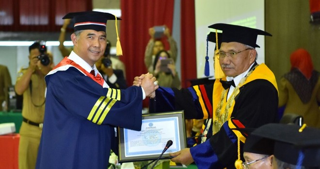 Walikota Jambi H SY Fasha menerima Tanda Lulus dari Gubernur IPDN 