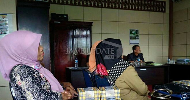 Terlihat guru paud yang menemui Komisi I.