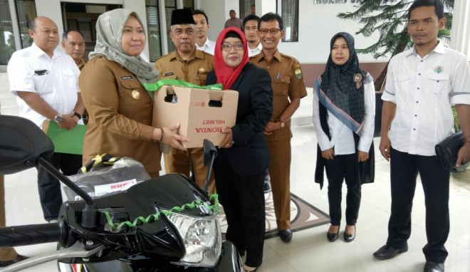 Bupati Masnah serahkan sepeda motor pendamping lokal desa.