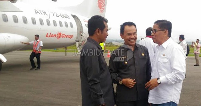 Terlihat Adirozal saat berbincang bersama Yudi dan H Bakri.