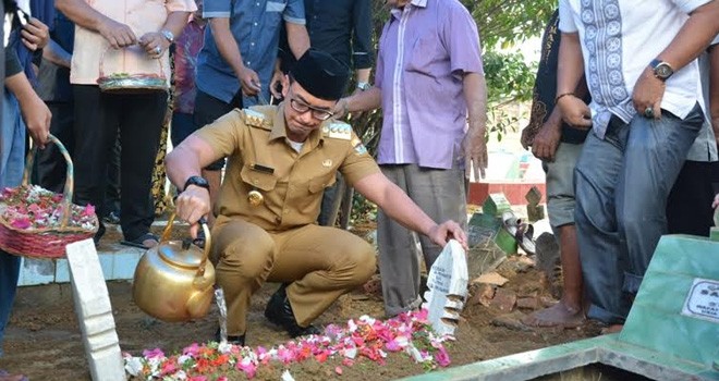 Gubernur Zola saat Ikut Antarkan Almarhum M Syueb ke Peristirahatan Terakhir.
