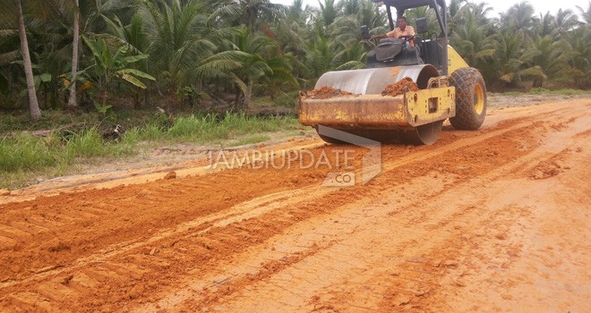 Pembangunan Jalan di Parit 7 yang Diduga Asal Jadi.