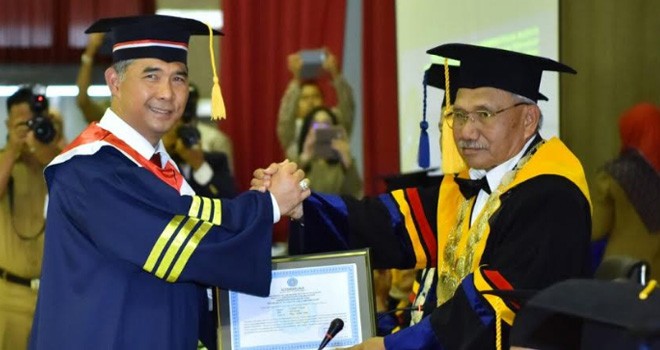 Walikota Jambi H SY Fasha menerima Tanda Lulus dari Gubernur IPDN.