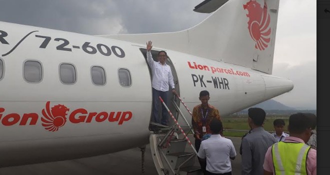 H Bakri saat berada di atas pesawat wings air.