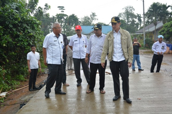 Gubernur Jambi, Zumi Zola didampingi Plt Kadis PUPR Provinsi Jambi Arfan, saat meninjau jalan di Sabak, Rabu (6/9).