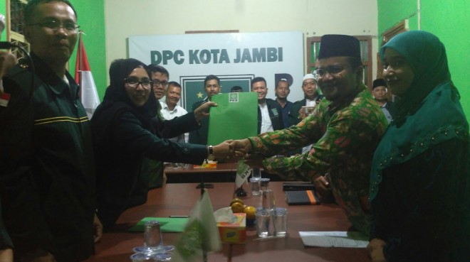 Didampingi Sang Istri, dr Maulana Kembalikan Formulir di PKB.