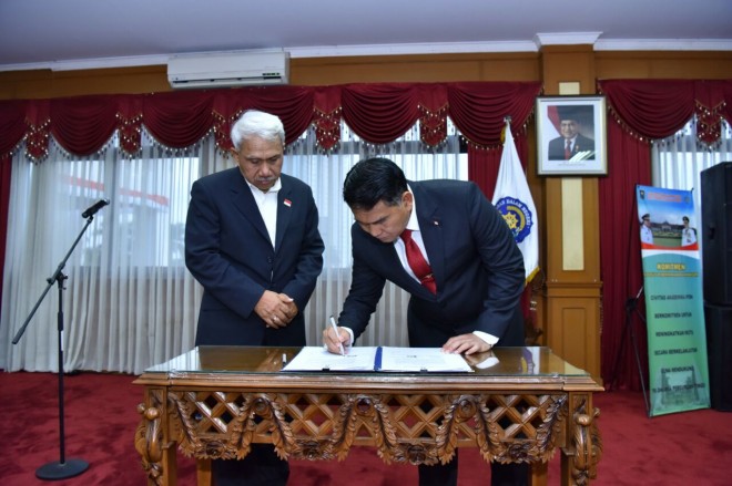 Wali Kota Jambi DR. H. Syarif Fasha saat menandatangani MoU bersama IPDN.