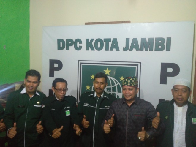 Sulaiman Syawal saat mengembalikan formulir pendaftaran di DPC PKB Kota Jambi, Rabu (6/9).