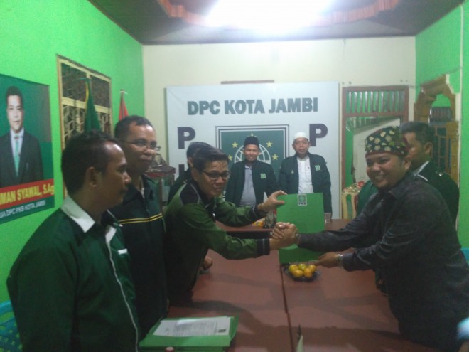 Sulaiman Syawal saat mengembalikan formulir pendaftaran di DPC PKB Kota Jambi, Rabu (6/9).