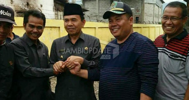 Yuldi Helman dan Elyusnadi saat salam komando bersama Adirozal.