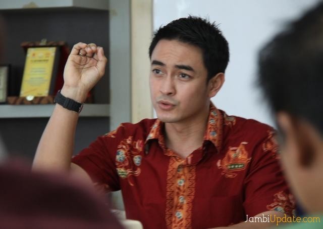 Gubernur Jambi Zumi Zola