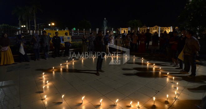 Aksi lilin Perdamaiyan dilakukan oleh Pengurus Koordinator Cabang (PKC) Pergerakan Mahasiswa Islam Indonesia (PMII), di halamam perkantoran gubernur Jambi. Foto : M Ridwan / JE
