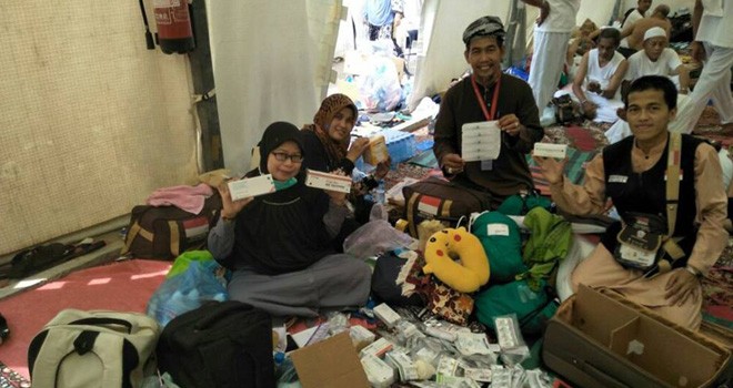 Petugas Kloter 21 saat mengecek ketersedian obat untuk jamaah haji.  
