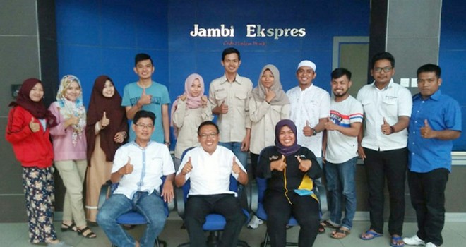 Foto bersama mahasiswa Universitas Jambi bersama tim redaksi jambi ekspres.