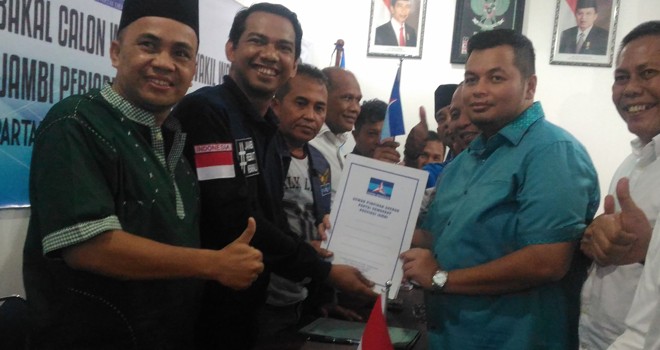 Tim Fasha Center saat mengambil formulir penjaringan di DPD Demokrat Provinsi Jambi. Dorong kader, Demokrat Gencar dekati Fasha.