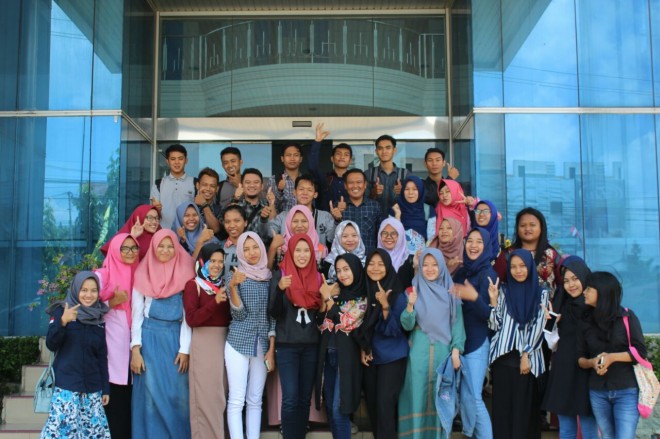  Puluhan mahasiswa Unja usai mengikuti Kuliah Umum di Harian Pagi Jambi Ekspres, Minggu (10/09).