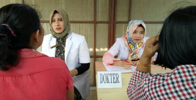 Acara pengobatan gratis dr. H. Maulana. MKM di kelurahan Eka Jaya.