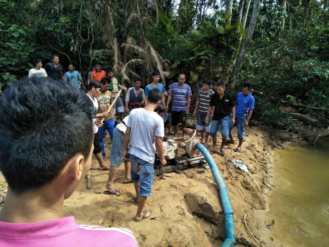 Ratusan warga Rantau Pandan, Bungo saat memusnahkan mesin Dompeng.