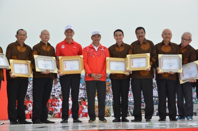 Gubernur Jambi Zumi Zola saat menerima penghargaan dari Menteri pemuda dan olahraga.