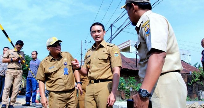 Gubernur Zola saat meninjau proyek Pelebaran Jalan di Kota Jambi.