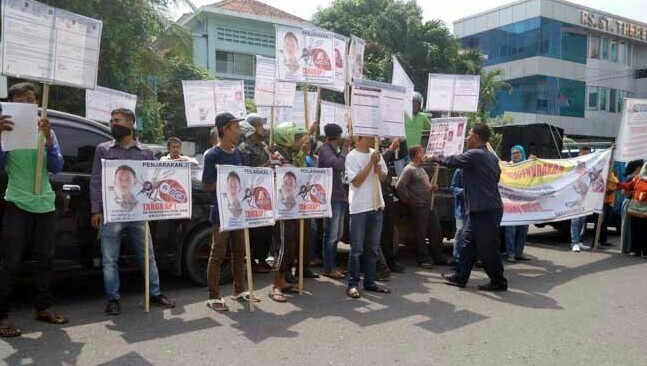 Kantor BCA Cabang Jambi Digeruduk Puluhan Massa.