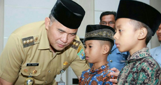 Wako Fasha saat melepas 11 Kafilah FASI Asal Kota Jambi.