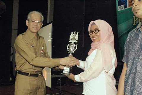 Tuyani Tayib saat menerima piala 