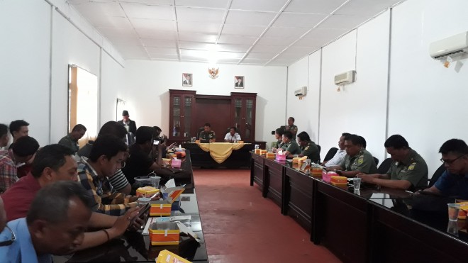 Silaturahmi wartawan dengan Danrem Kolonel Inf Refrizal. 