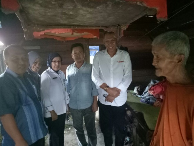 Tim We Love Fasha saat berada di kediaman Wak Sudir