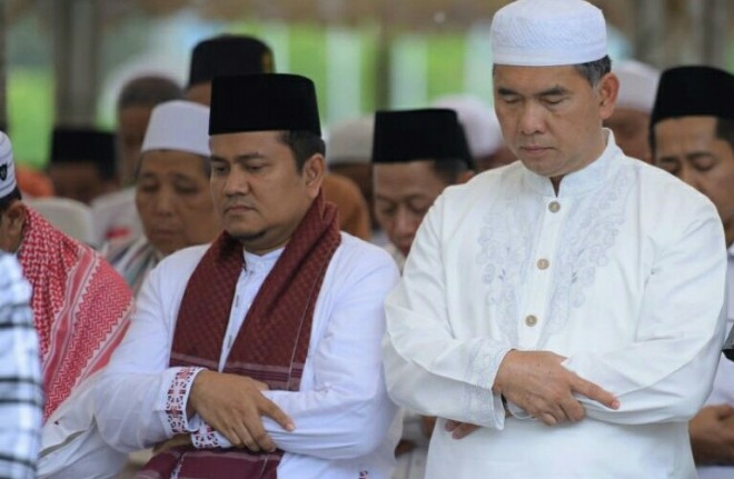 Fasha - Maulana saat Sholat Berdampingan.
