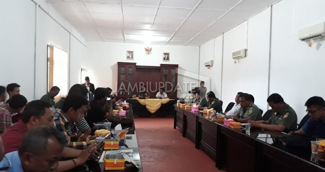 Silahturahmi wartawan dengan Danrem Kolonel Inf Refrizal.