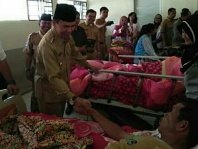 Bupati Adi Rozal saat berada di salah satu ruangan perawatan di RSUD H A Thalib Kerinci