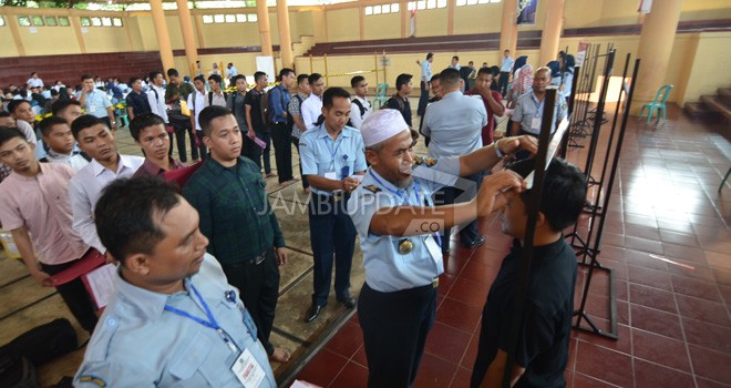 Pelamar SMA CPNS Kemenkumham melakukan pengukuran tinggi badan di Gor Kota Baru Jambi, kemarin (11/9). Panitia mengecek nomor peserta tes CAT. Foto : M Ridwan / Jambi Ekspres