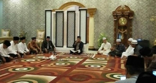 Pengajian Masyarakat kediamannya dr Maulanan di kawasan kebun handil Jambi.