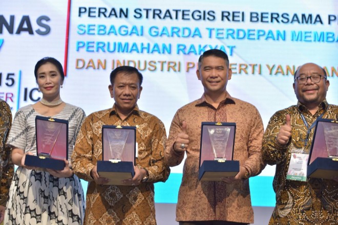 Wali Kota Fasha Terima Piagam Prestasi Laporan Keuangan dari Menkeu.