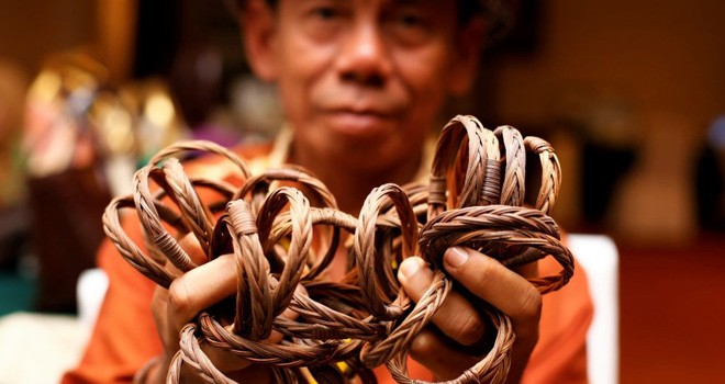 Abdi Nur. Pengrajin resam asal Muaro Jambi memperlihatkan beberapa kerajinan anyaman resam.