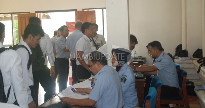Panitia mengecek nomor peserta tes CAT. Foto : M Ridwan / JE