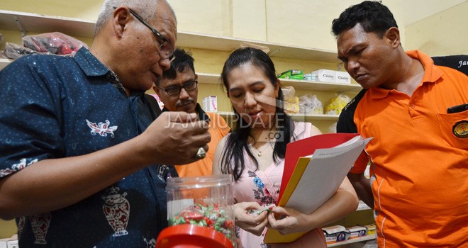 Balai Pengawasan Obat dan Makanan (BPOM) Provinsi Jambi saat melakukan sidak di dua apotek di Kota Jambi.