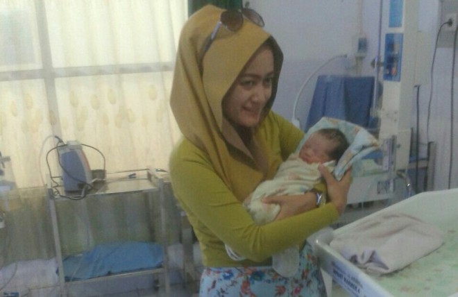 Nyonya Irene saat Sambangi Bayi Perempuan yang Ditinggalkan di Mushalla.