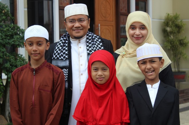 dr. Maulana sekeluarga. 