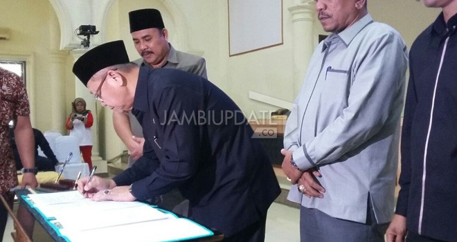 Bupati CE Tanggapi Pandangan DPRD Sarolangun.