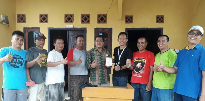 Hindro, Ketua RT 56 Kelurahan Eka Jaya bersama warga.