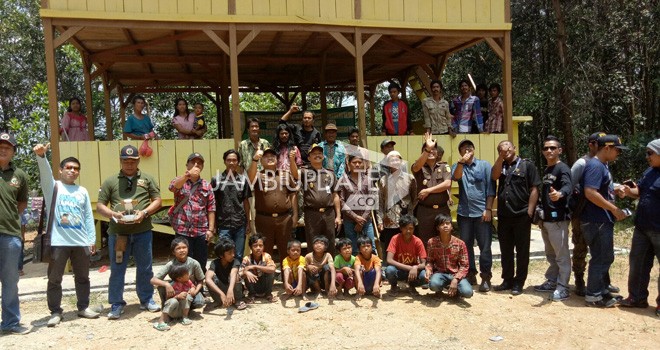 Usai penyuluhan hukum dari Kejaksaan Negeri Tebo di gedung sekolah alam SAD Sungai Dahan, warga SAD Sungai Dahan di Desa Muara Kilis Kecamatan Tengah Ilir Kabipaten Tebo, foto bersama.
