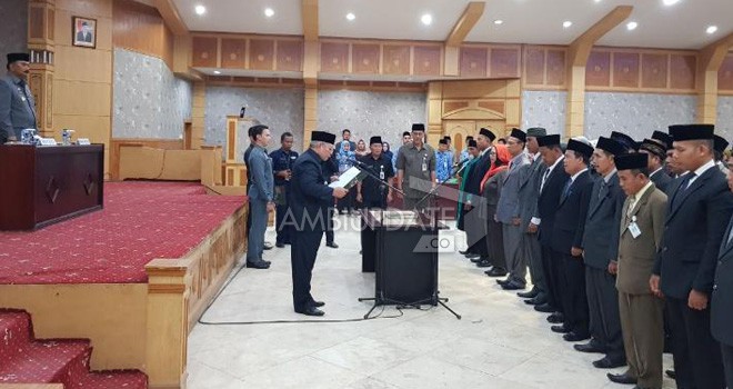 Bupati Tanjung Jabung Barat saat melantik 27 pejabat eselon di lingkungan Pemkab Tanjabbar.